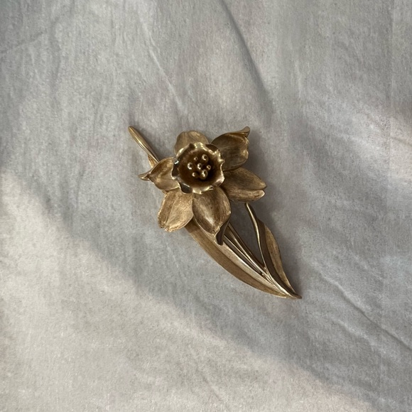 Vintage Signed Crown Trifari Narcissus Gold Tone Flower Brooch 2" Pin 3D RARE - Picture 2 of 8